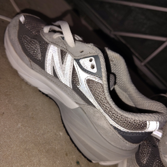 LIKE NEW Child Size 13 New Balance 990 v6 - Picture 7 of 8
